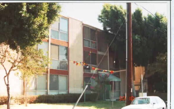 Building Photo - 13059 Oxnard St