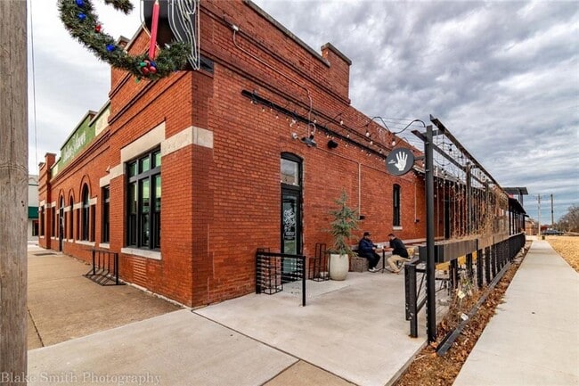 Building Photo - 101 E Walnut St