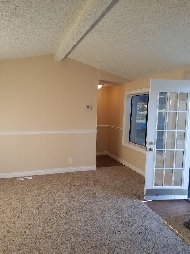 Building Photo - 2 BEDROOM 2 BATH HOME READY FOR MOVE IN!