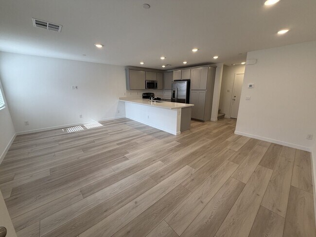 Foto del edificio - IMMACULATE 3-BEDROOM, 2.5 BATH TOWNHOME