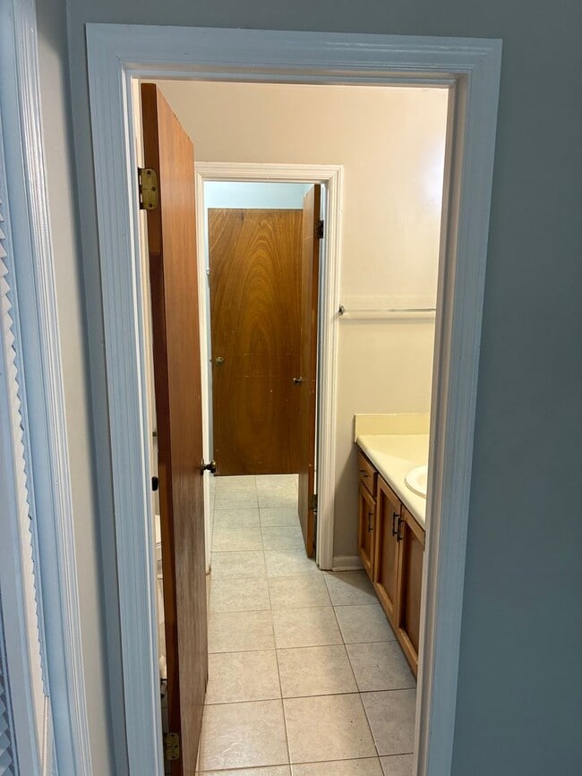 Building Photo - 415 Admiral's Walk Dr