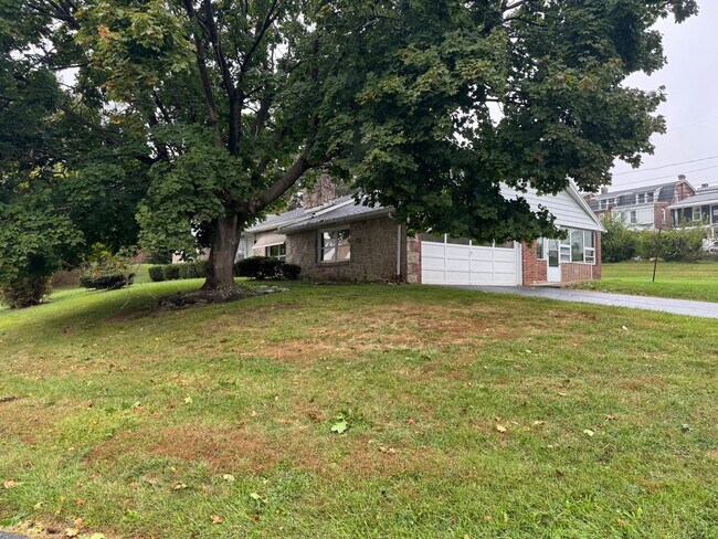 Building Photo - Stunning 3-bedroom, 3-bathroom single family home