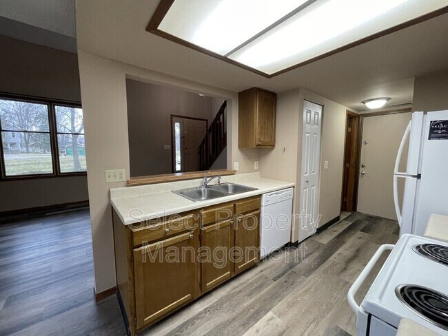 Building Photo - 4904 Pinebrook Dr