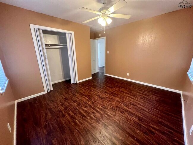 Foto del edificio - 1421 Harris Ln