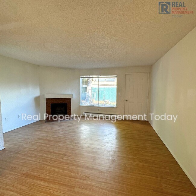 Building Photo - 3 Bedroom Unit in University Place!