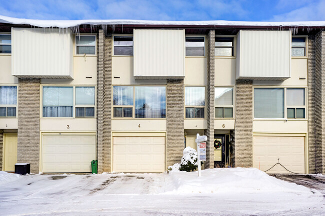 Photo du bâtiment - Beautiful 3 Bedroom Townhome * 2 Bath * Ga...