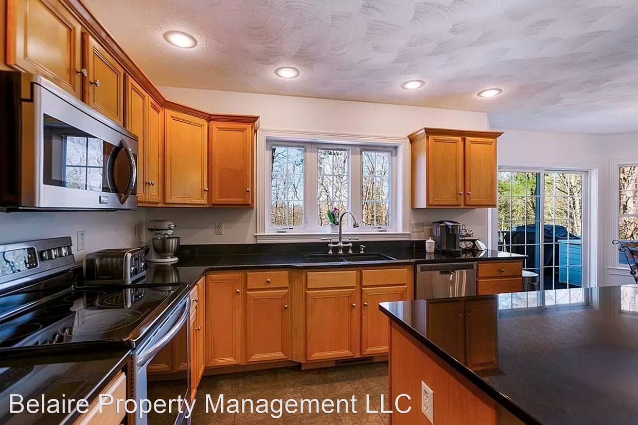 Primary Photo - 4 br, 2.5 bath House - 95 Lunenburg Road