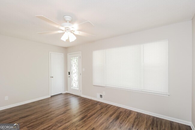 Building Photo - 3801 Sharon Dr