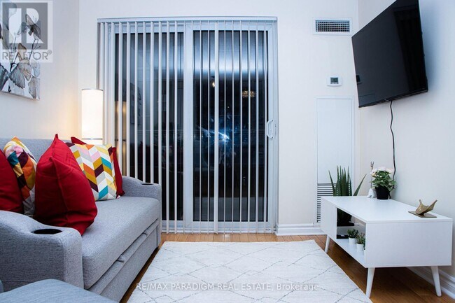 Building Photo - 270 Wellington St W