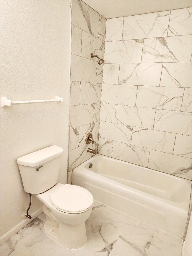 Baño - 5675 W Brown Deer Rd