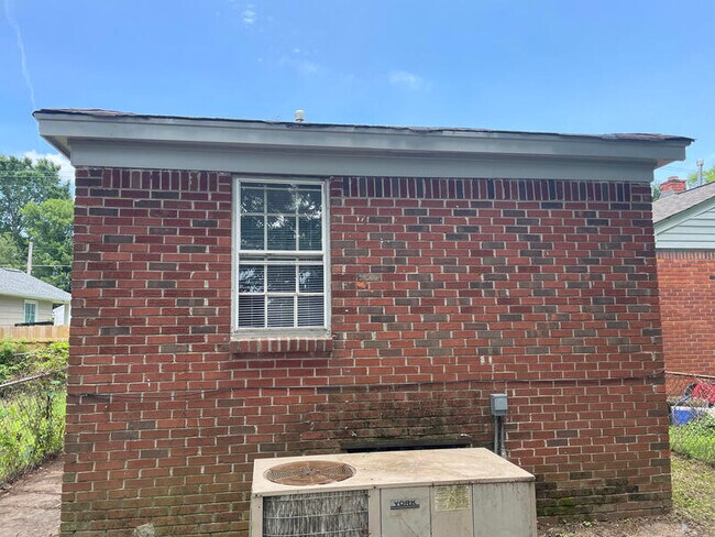 Building Photo - 1677 Brookins St