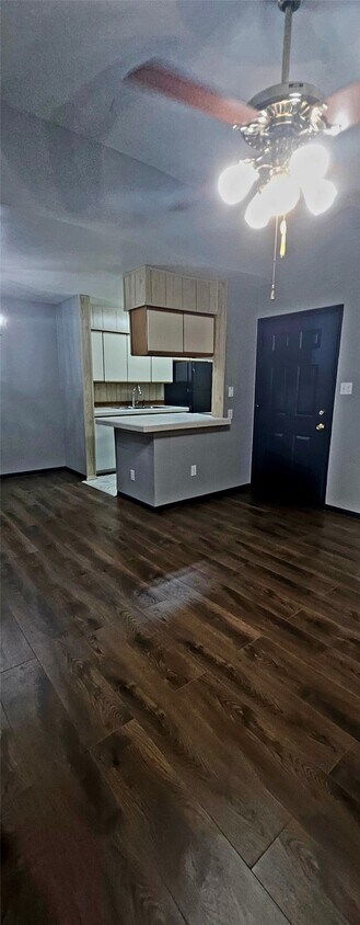 Foto principal - 9550 Deering Dr