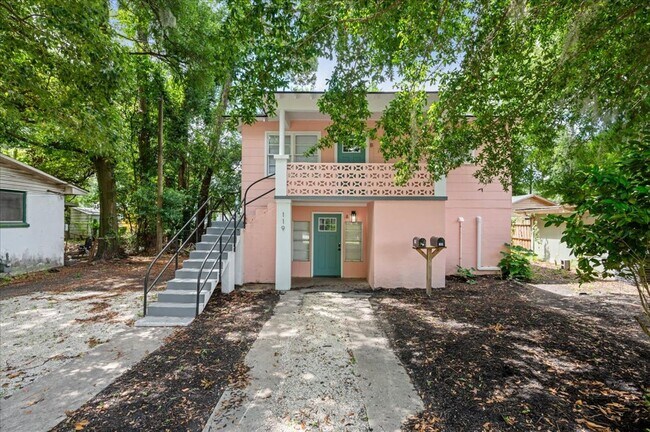 Building Photo - Cozy 2-Bedroom, 1-Bathroom Upper Unit at S...