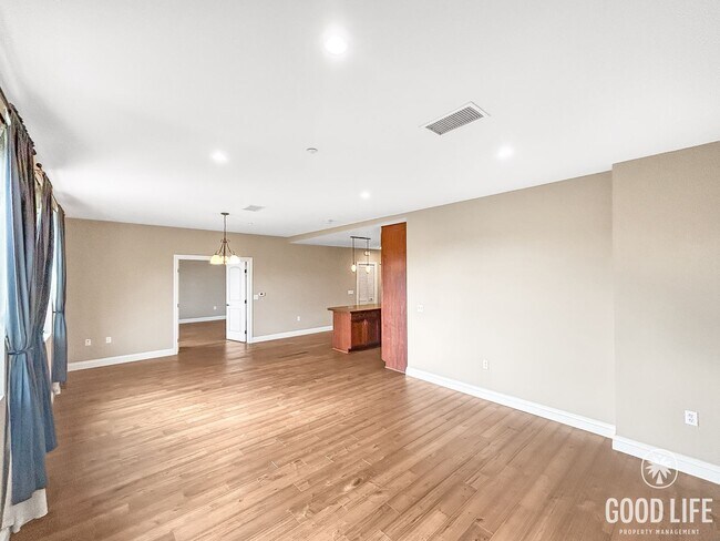 Foto del edificio - Stunning 2B/2BA Upgraded Condo w/ 2 Parkin...
