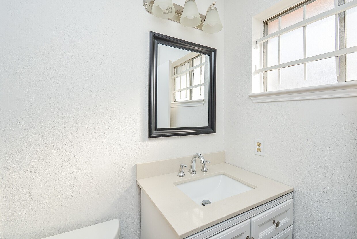Building Photo - 4906 E Orem Dr