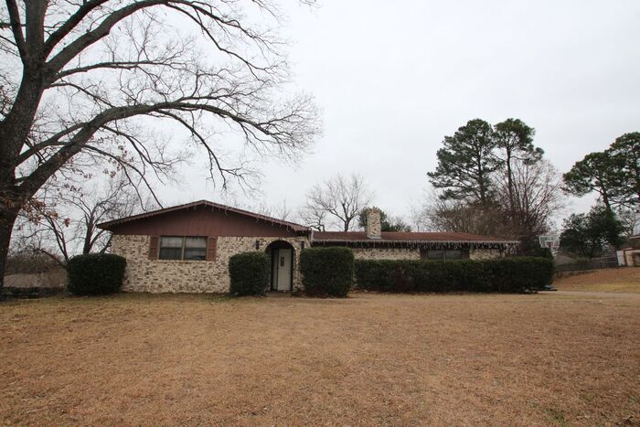 Foto principal - 3 Bedroom 2 Bath with 2 car garage! Tyler TX!