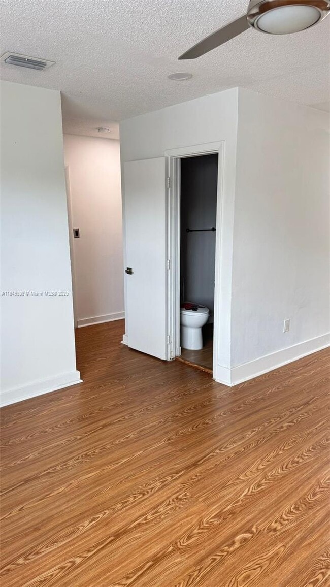 Foto del edificio - 4500 NW 195th St