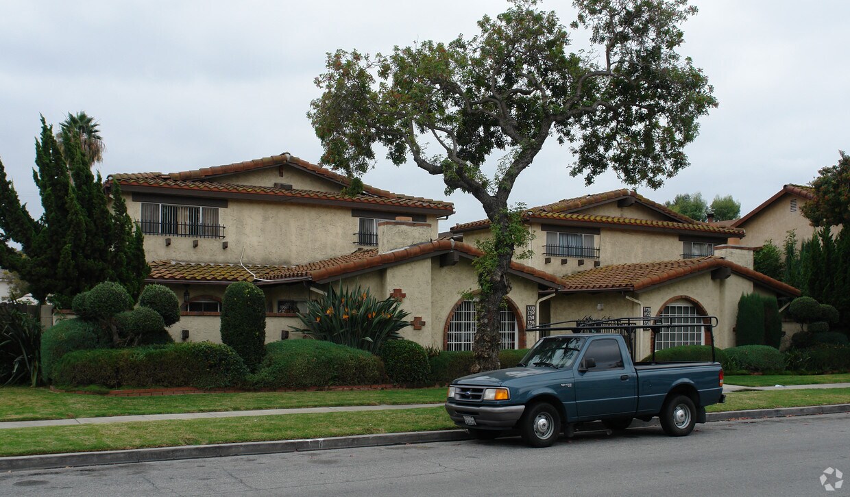 Foto del edificio - 3720-3738 Green Ave