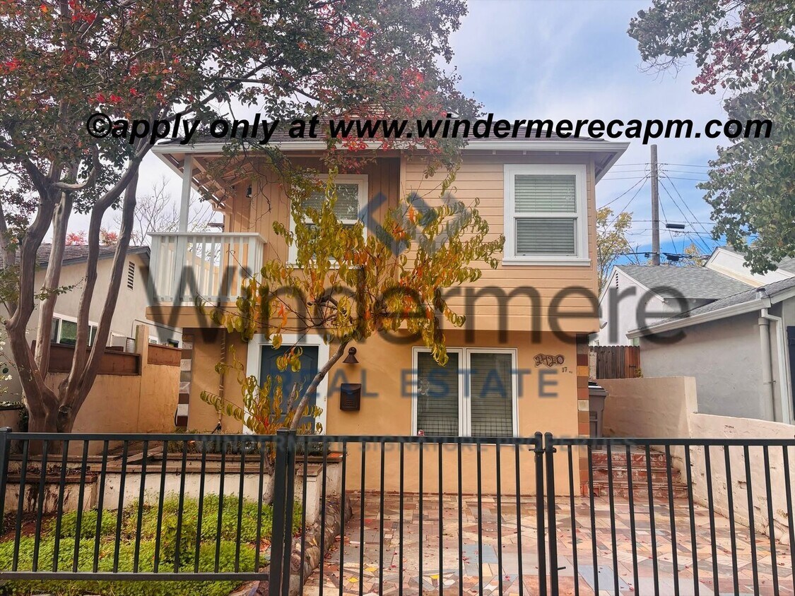 Foto principal - Charming, Bright & Clean 2-Story Home with...