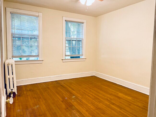 Dormitorio principal con ventilador de techo y aire acondicionado. - 2716 Wisconsin Ave NW