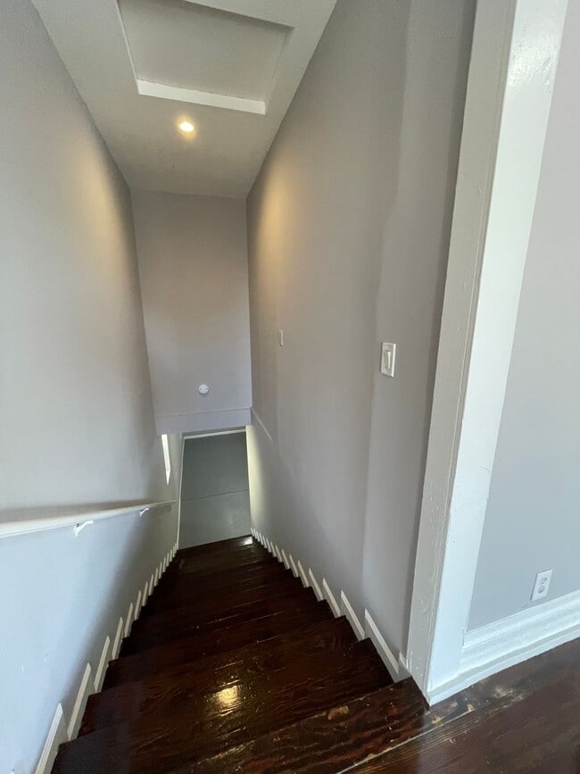 Building Photo - 1/2 Off First Month's Rent, 5Bdrm, 2Bath