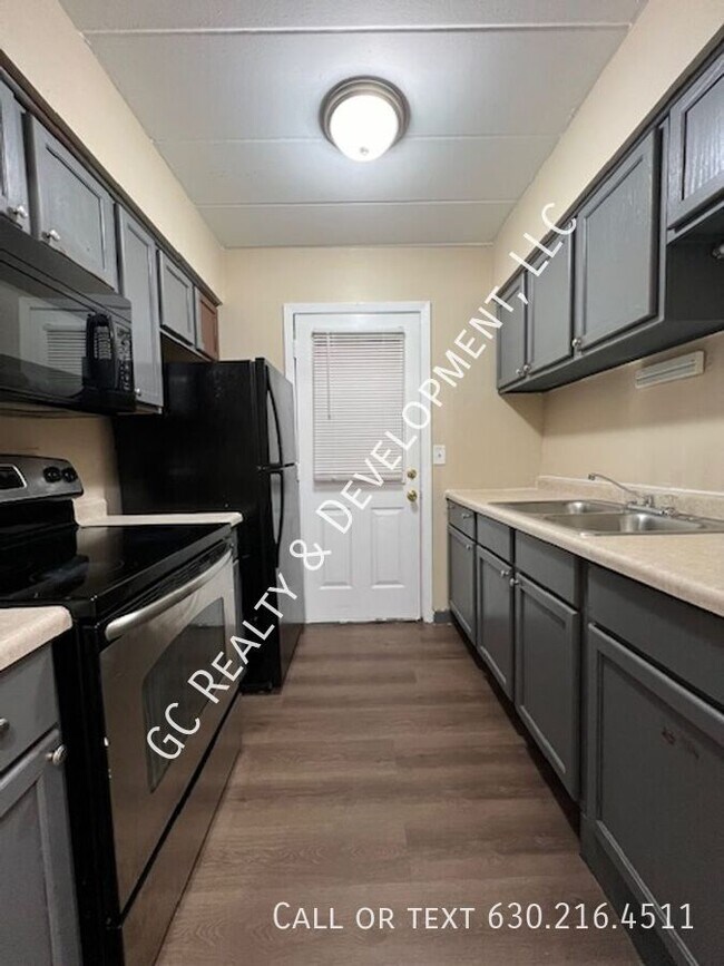 Building Photo - ***SECOND FLOOR - WEST CHICAGO LOCATION / ...