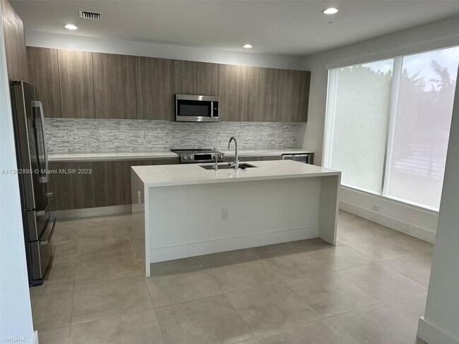 Foto del edificio - 4 br, 3.5 bath House - 6821 NW 103rd Ave #...