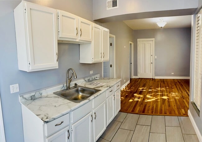 Building Photo - 2102 W 37th St