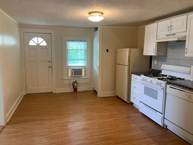 Building Photo - Adorable 1 Bedroom Near Downtown Greensboro