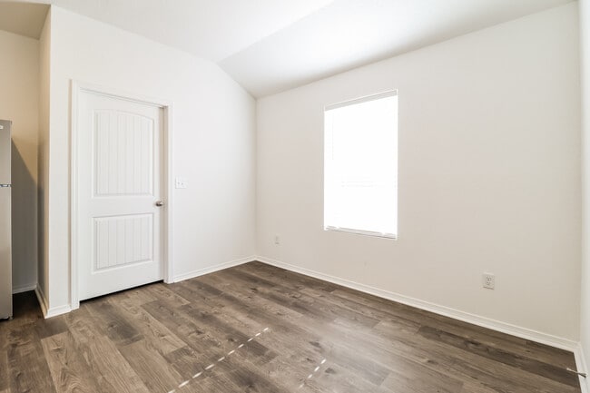 Foto del edificio - 47 10 Point Ln