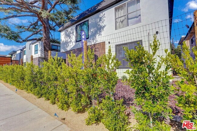 Foto del edificio - 5722 Woodman Ave