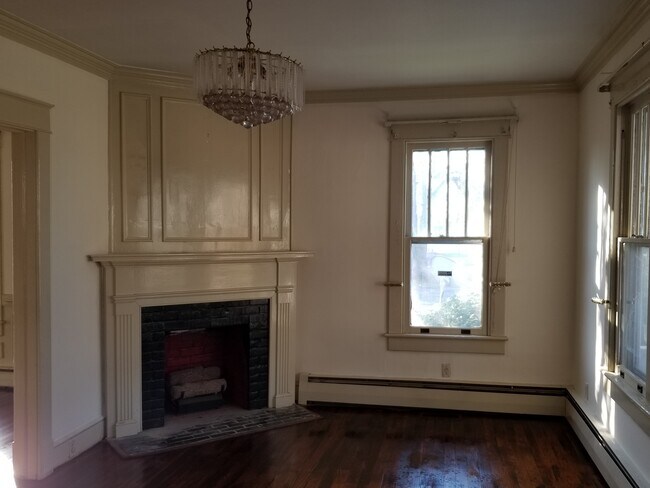 Building Photo - 318 S Dyer St