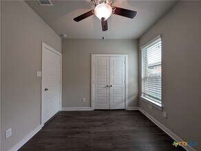 Building Photo - 506 Creekside Frst