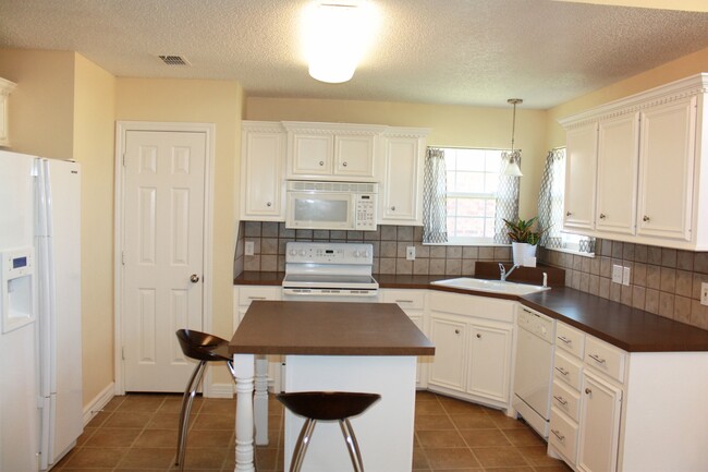 Building Photo - Beautiful 3/2/2 in Frenship ISD!