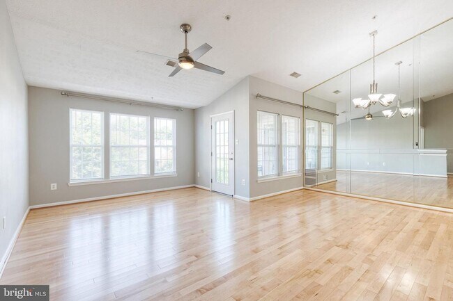 Foto del edificio - Gorgeous 2bd 2bth Penthouse Condo Completely Updated & Ready To Move In!