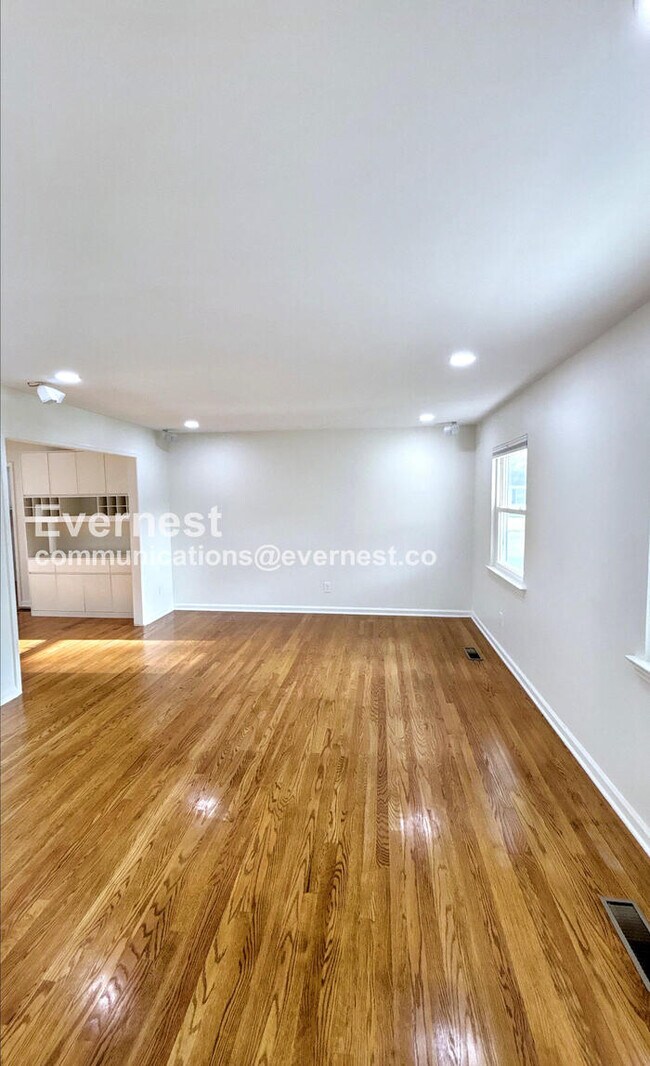 Foto del edificio - 7339 Brookside Dr