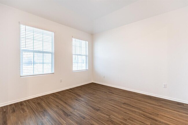 Building Photo - 175 Silver Springs Bend