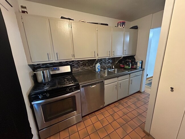 Foto del edificio - 4049 18th Ave NW