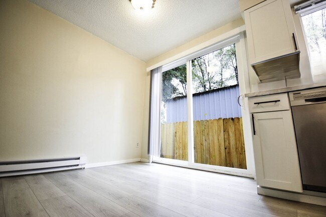 Foto del edificio - Newly Updated 2 BR Townhouse Apartment in SW Portland!