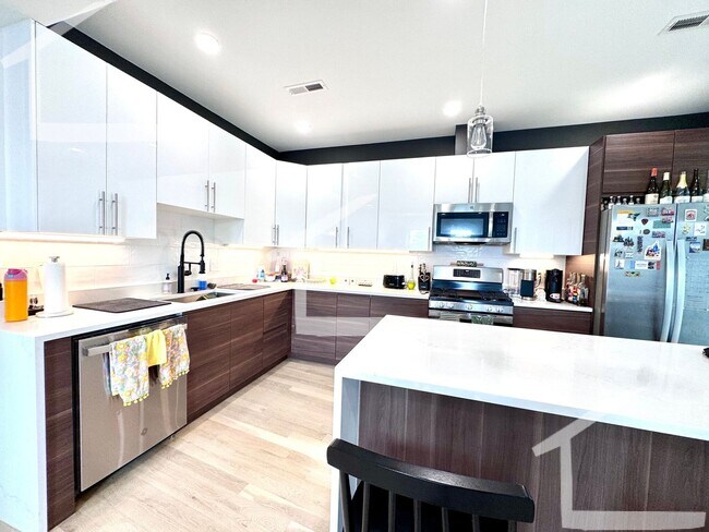 Foto del edificio - BEAUTIFUL BRAND NEW 4 BED 2 BATH IN BROOKLINE!!!!!