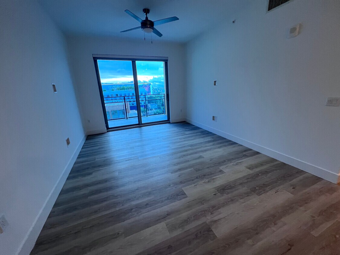 Foto principal - 244 NW 31st St