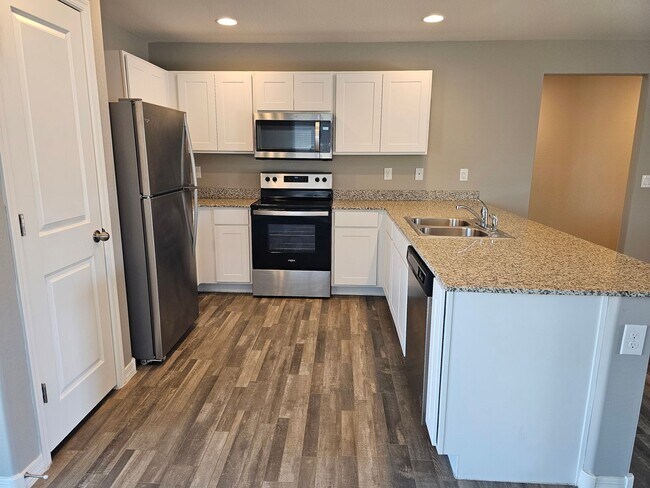 Foto del edificio - SHORT TERM /FREE RENT CALL FOR DETAILS