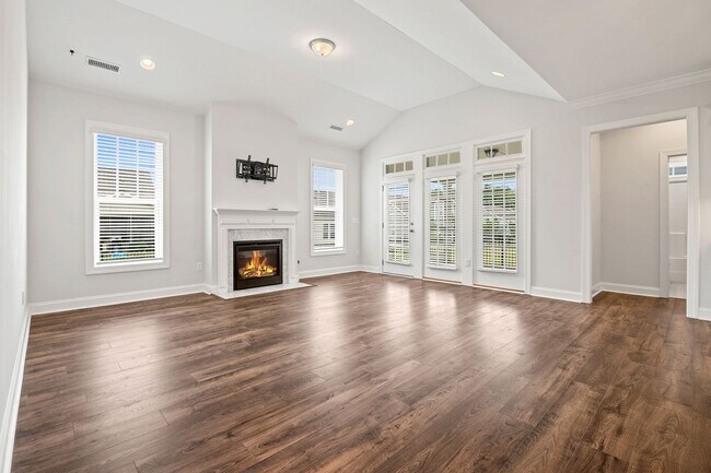 Building Photo - Stunning Like-New Ranch in South Lakes