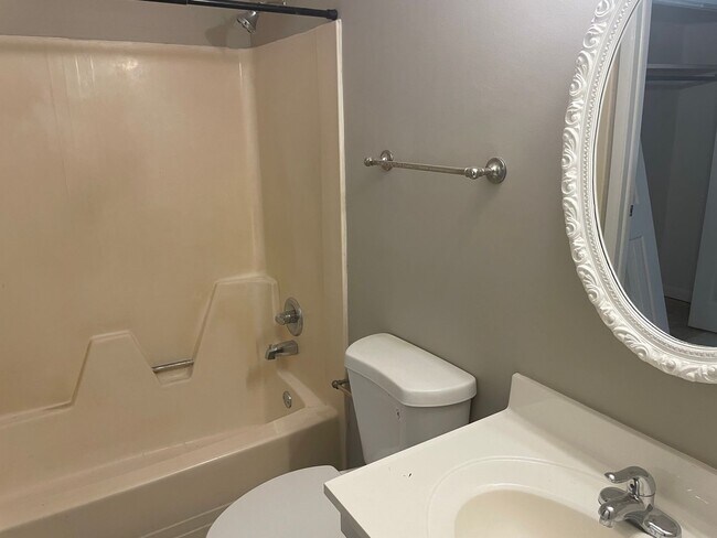 Building Photo - W Knox Townhouse 2BR/1.5BA + Basement