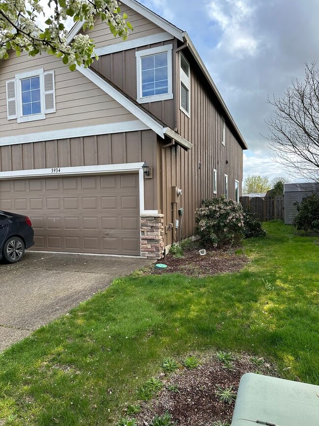 Building Photo - 5 bedroom single family house
