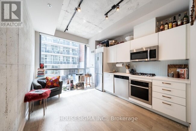 Building Photo - 39 Brant St