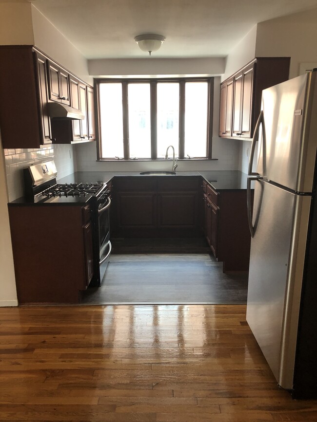 Foto del edificio - 2420 E 14th St