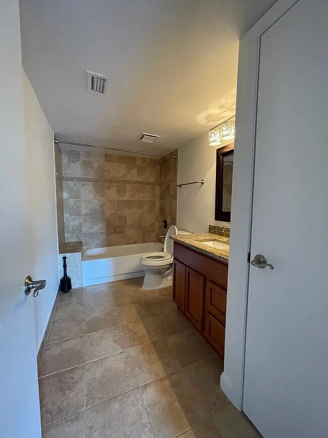 tercer baño en la planta superior - 2190 Woodbridge Rd