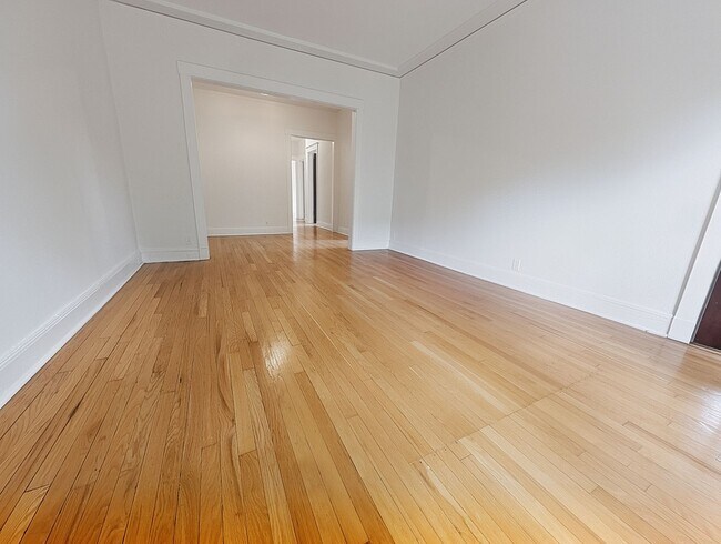 Building Photo - Large 3-bed/1-bath Apartment in the Heart of Rogers Park!