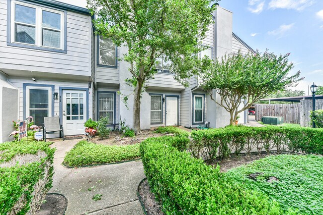 Foto del edificio - 5917 Fairdale Ln